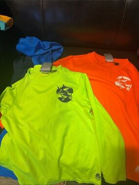 4 boys UV shirts size 6/7